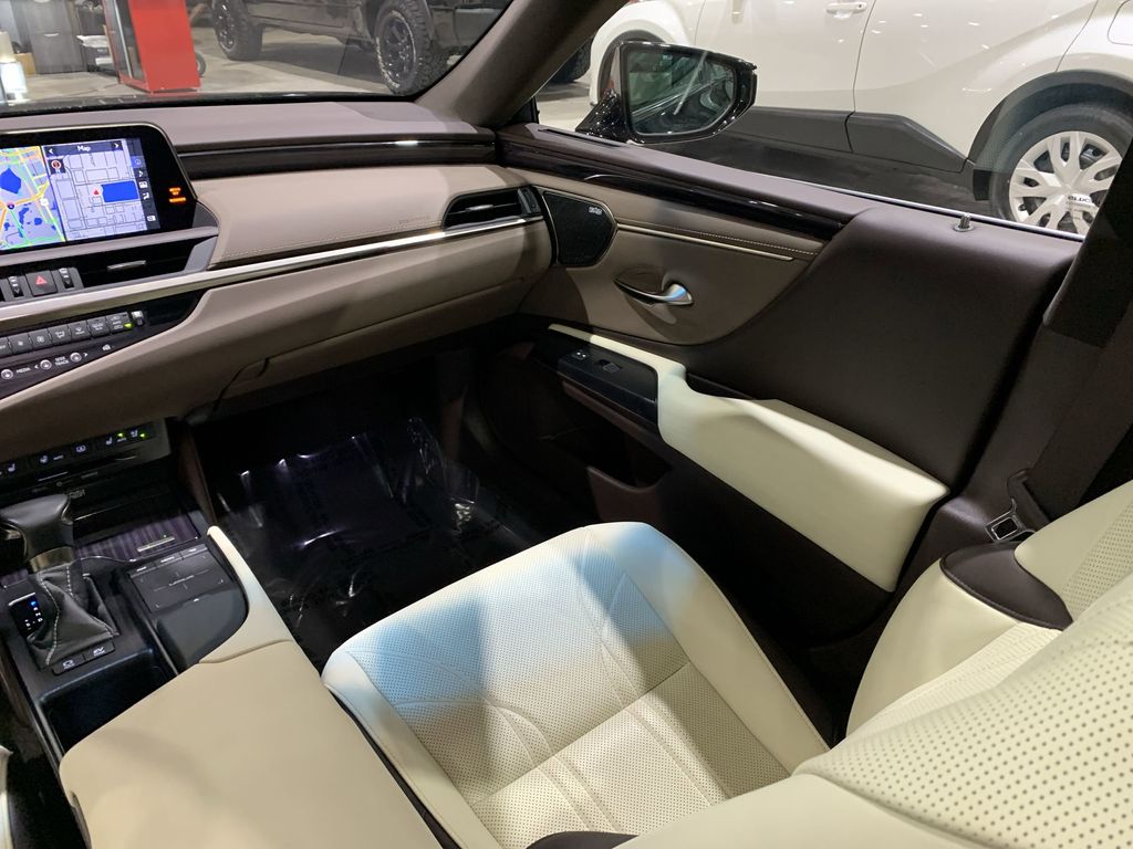 2021 Lexus ES Ultra Luxury photo 4