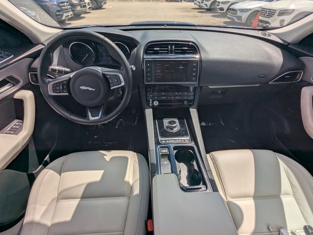 2018 Jaguar F-PACE Prestige photo 2