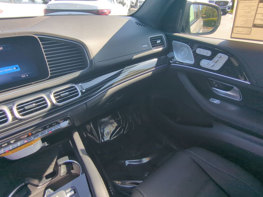 2026 Mercedes Benz GLS 580 4MATIC photo 4