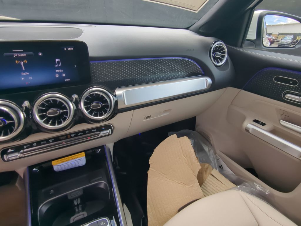 2025 Mercedes Benz GLB 250 photo 4