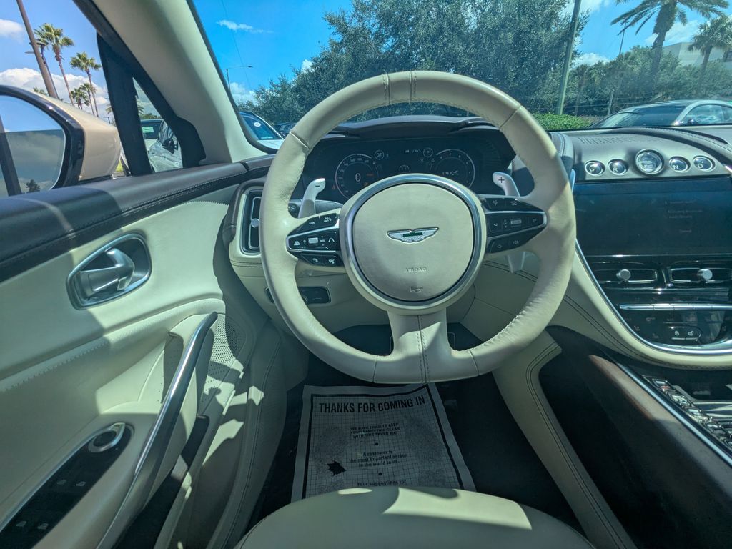 2021 Aston Martin DBX photo 3