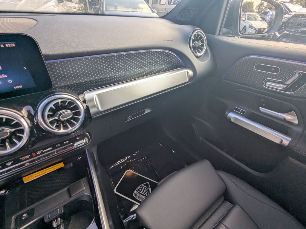 2024 Mercedes Benz GLB 250 4MATIC photo 4