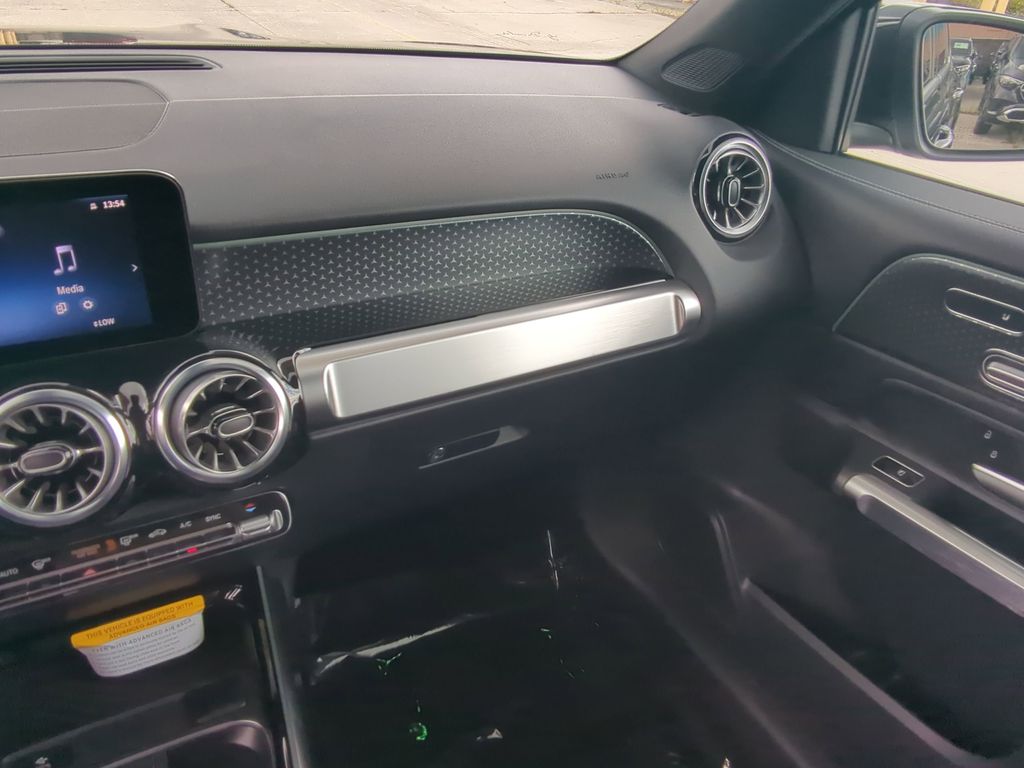 2025 Mercedes Benz GLB 250 photo 4
