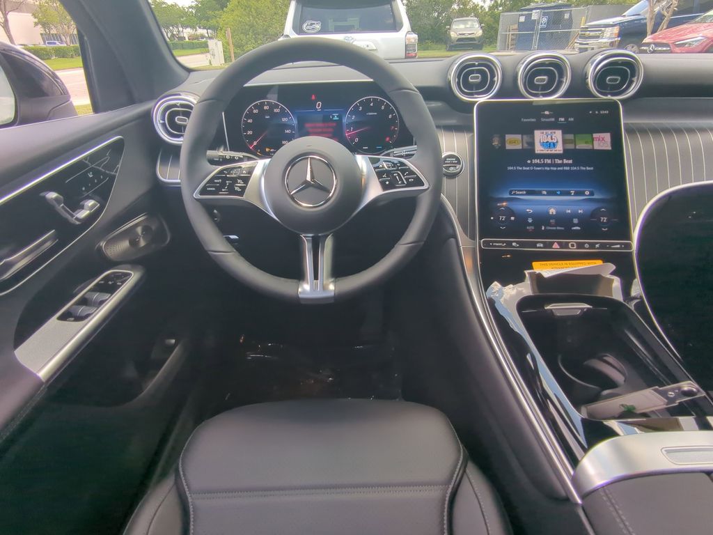 2025 Mercedes Benz GLC 300 4MATIC photo 3