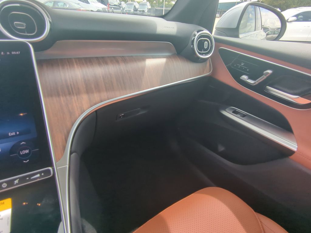 2026 Mercedes Benz GLC 300 4MATIC photo 4