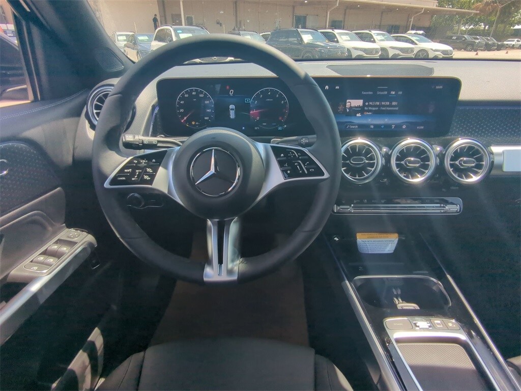 2025 Mercedes Benz GLB 250 photo 3