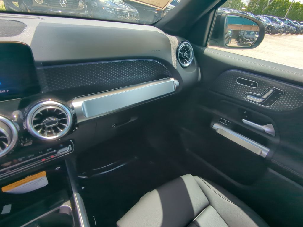 2025 Mercedes Benz GLB 250 photo 4