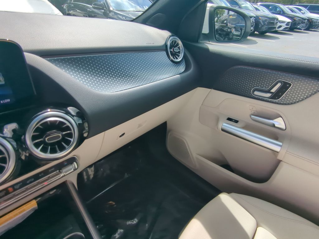 2025 Mercedes Benz GLA 250 4MATIC photo 3