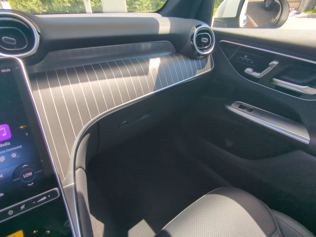 2026 Mercedes Benz GLC 300 photo 4