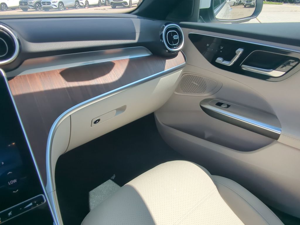 2025 Mercedes Benz C 300 photo 4