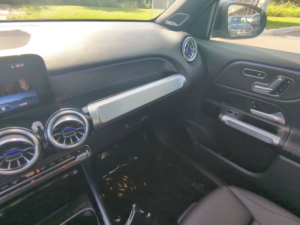 2024 Mercedes Benz GLB 4MATIC photo 4