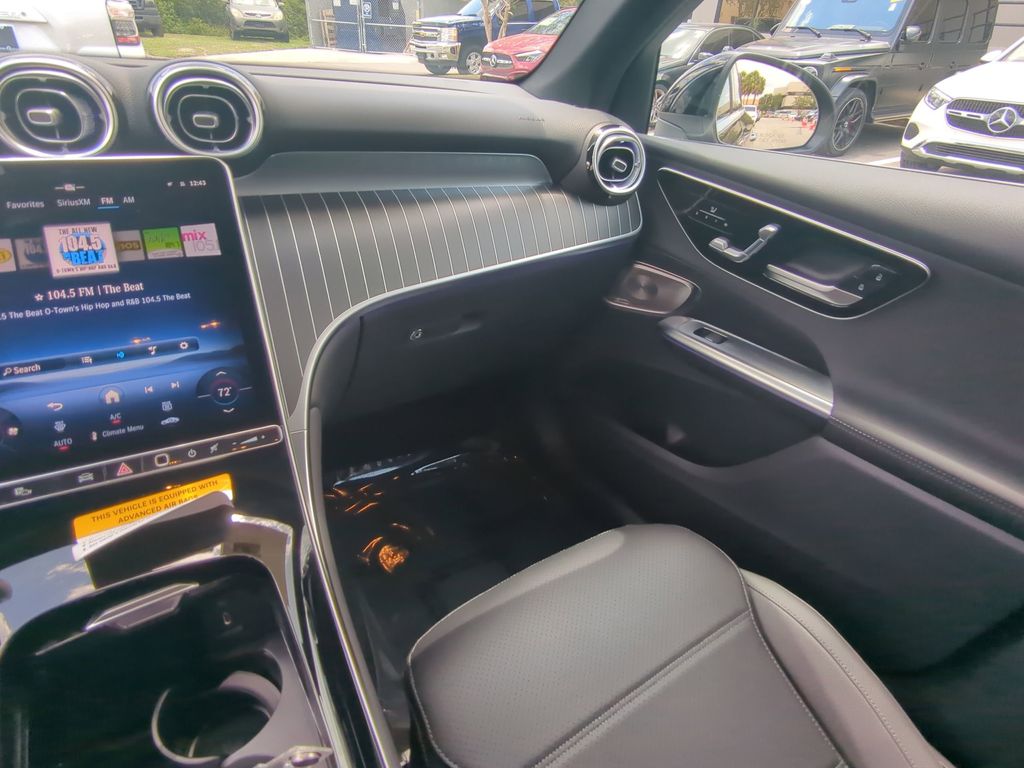 2025 Mercedes Benz GLC 300 4MATIC photo 4