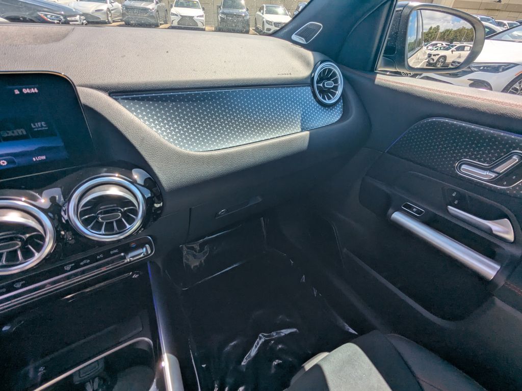 2025 Mercedes Benz GLA photo 4