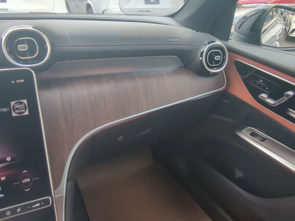 2025 Mercedes Benz GLC 350e 4MATIC photo 4