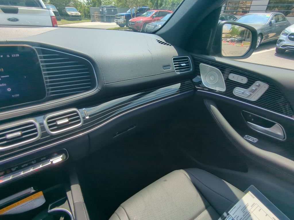 2025 Mercedes Benz GLS 450 photo 4