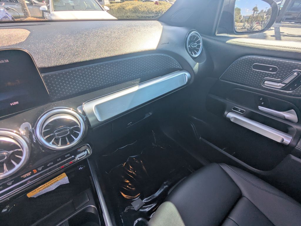 2024 Mercedes Benz GLB 250 photo 3