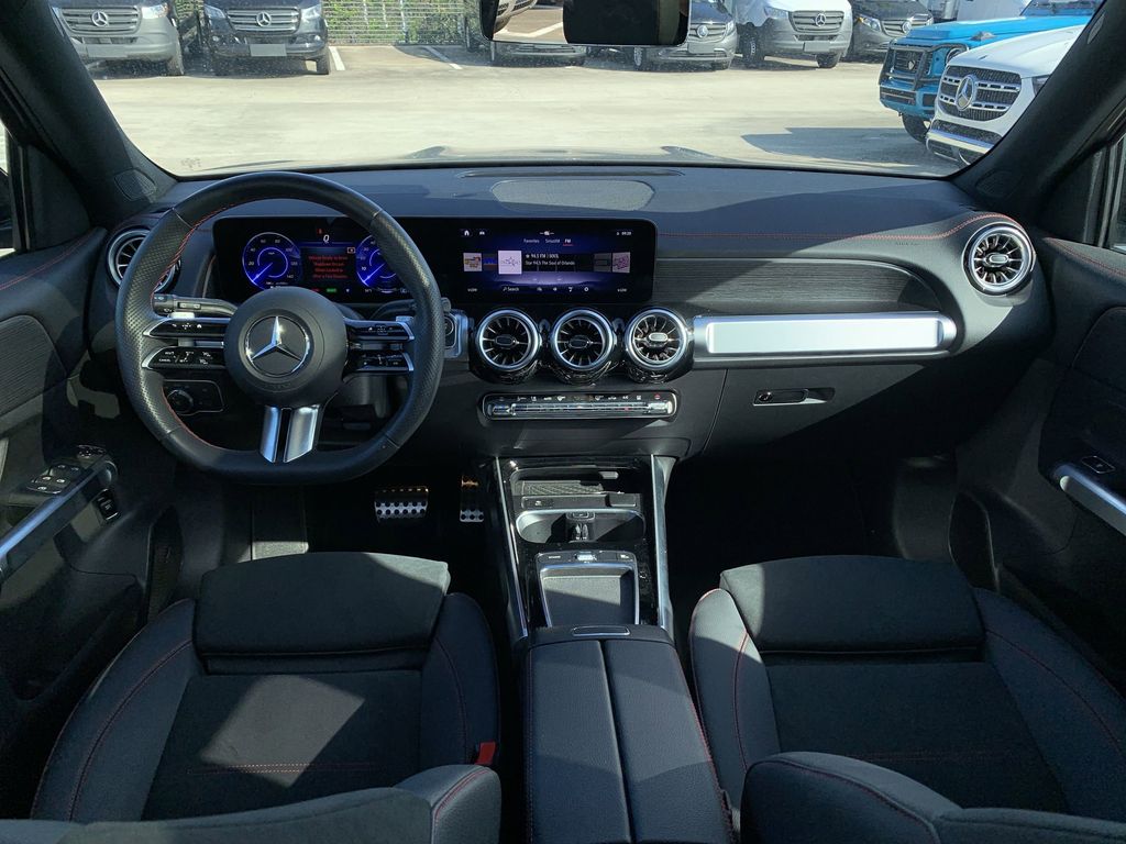 2024 Mercedes Benz EQB 300 4MATIC photo 2