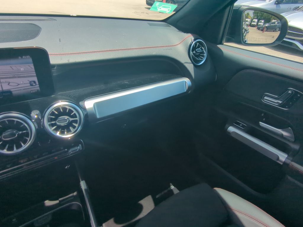 2024 Mercedes Benz EQB 300 4MATIC photo 4