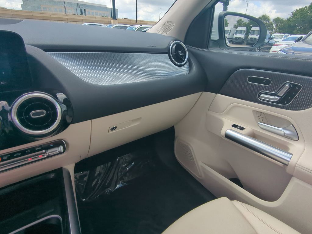 2022 Mercedes Benz GLA 250 4MATIC photo 2