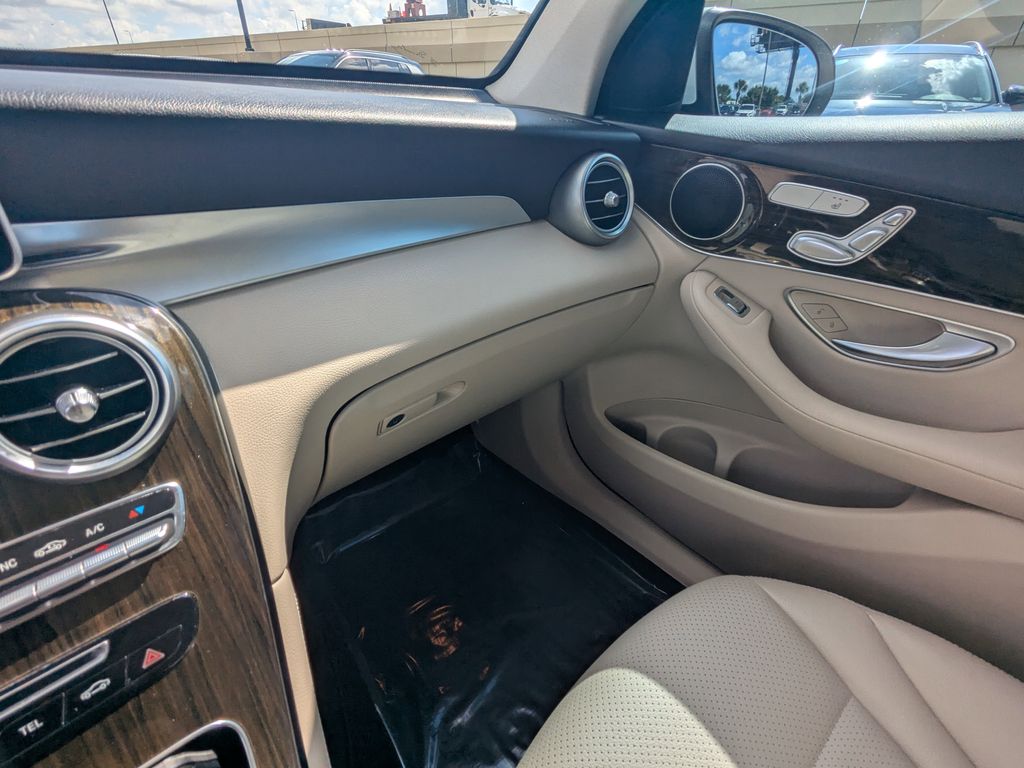 2019 Mercedes Benz GLC 4MATIC photo 4