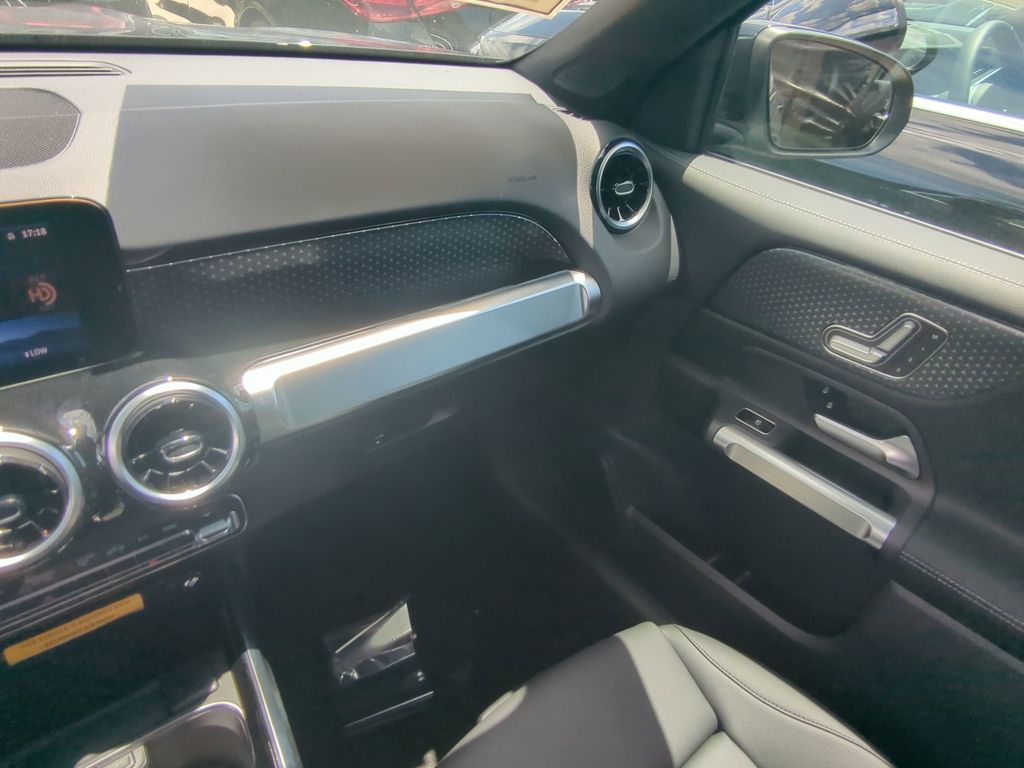 2025 Mercedes Benz GLB 250 photo 4