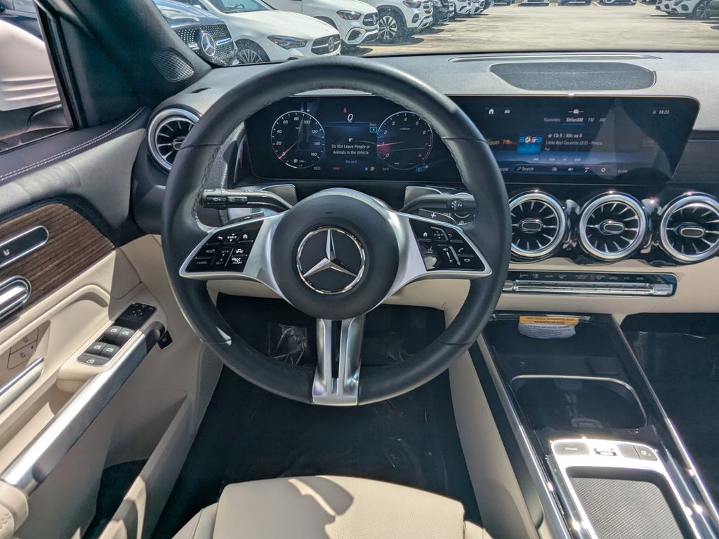 2025 Mercedes Benz GLB photo 2
