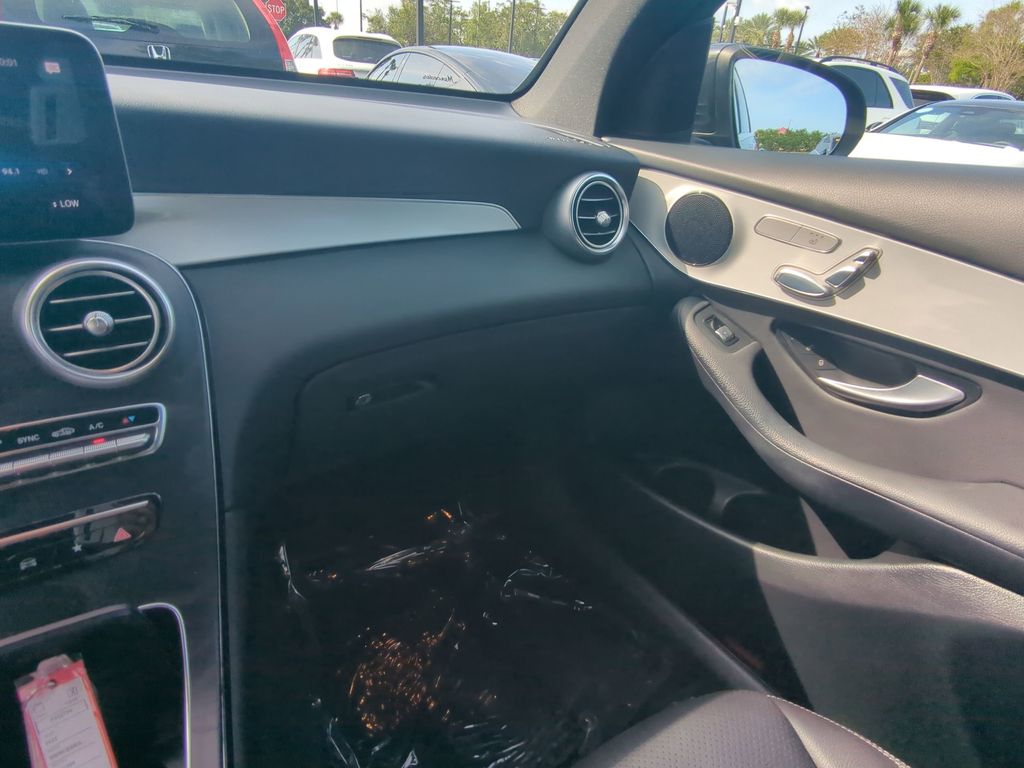 2022 Mercedes Benz GLC 300 photo 4