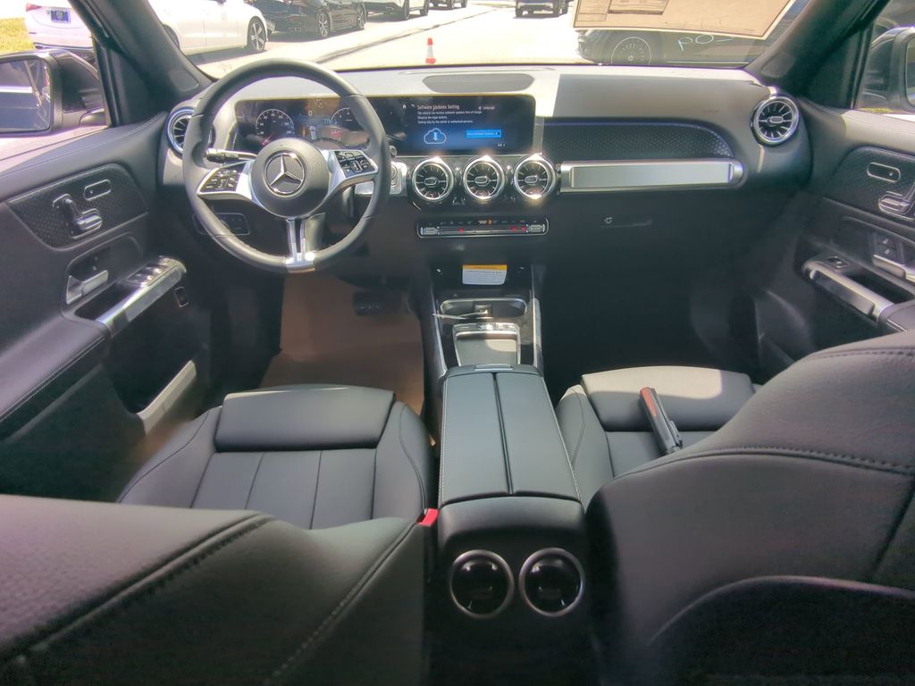 2025 Mercedes Benz GLB 250 photo 2