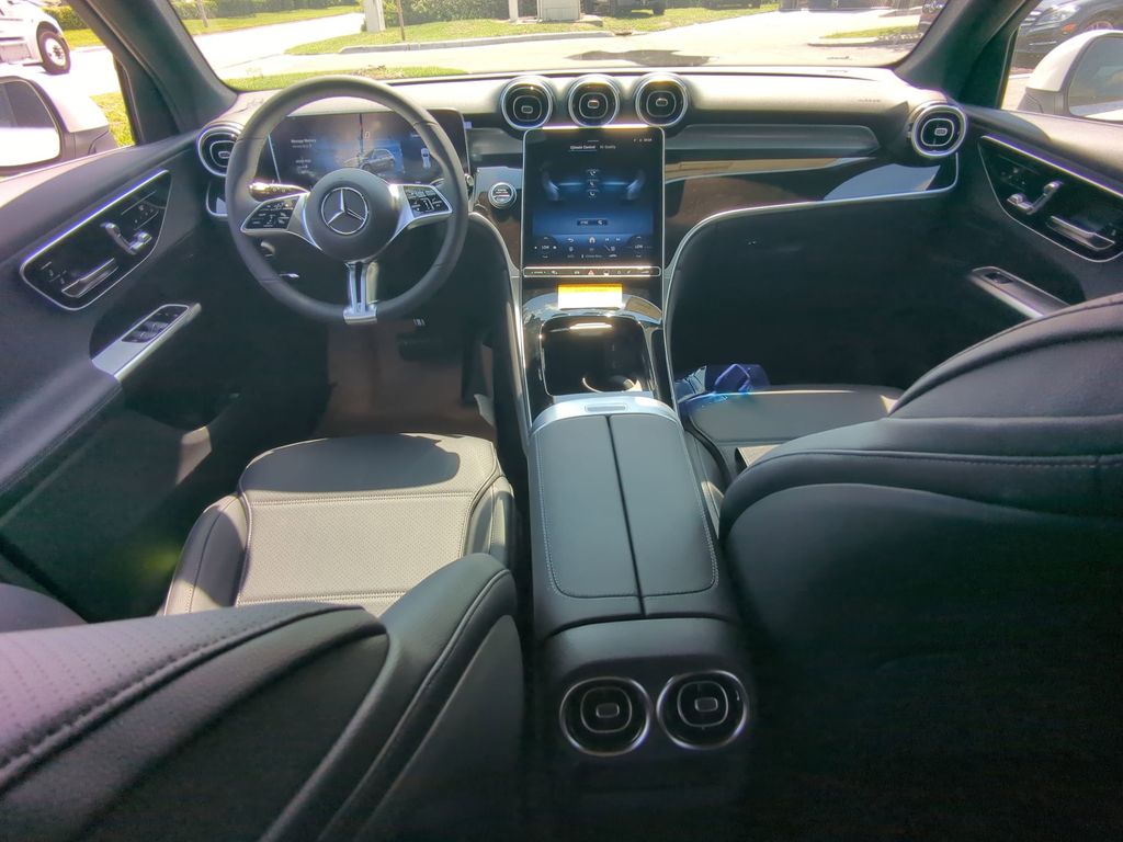 2025 Mercedes Benz GLC 300 4MATIC photo 2