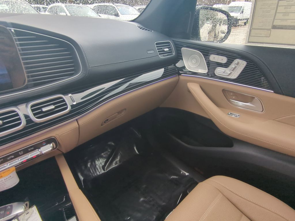 2026 Mercedes Benz GLS 580 4MATIC photo 4