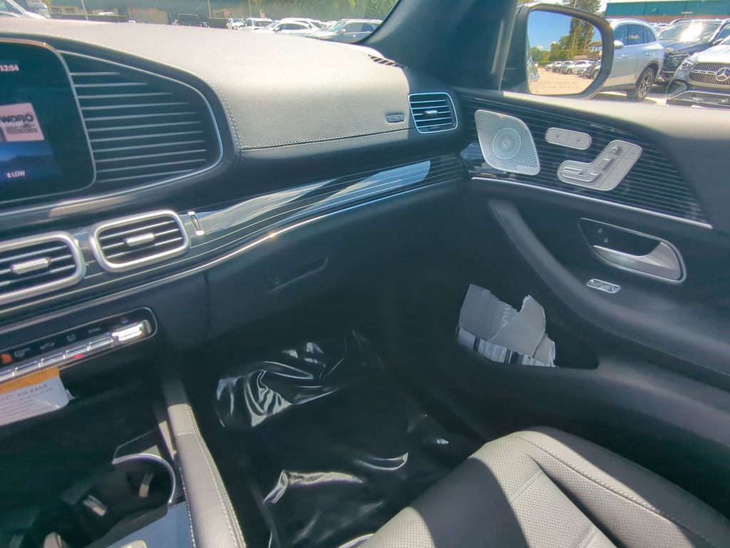 2026 Mercedes Benz GLS 450 4MATIC photo 4