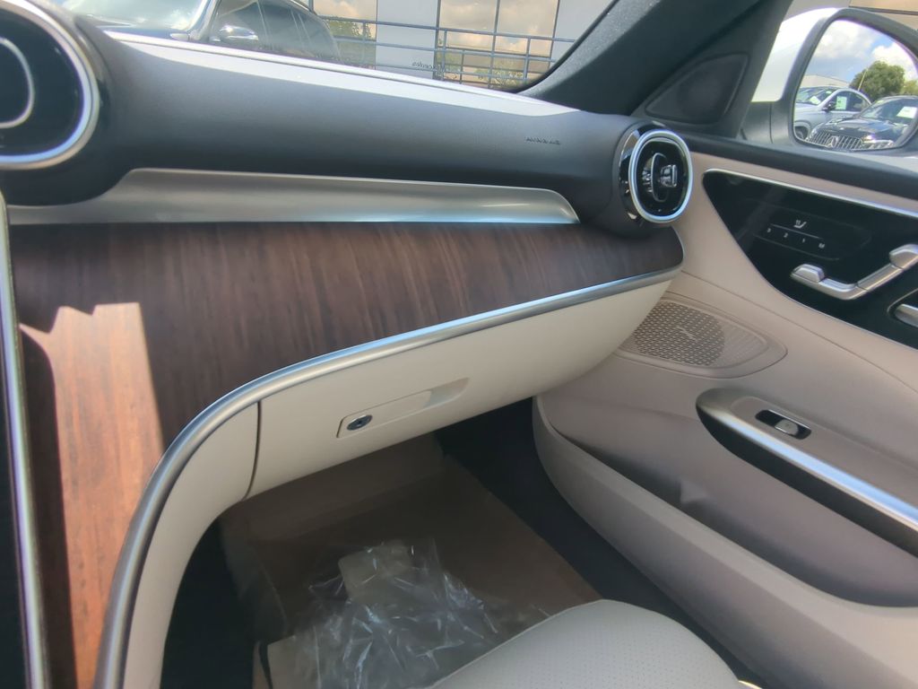 2025 Mercedes Benz C 300 photo 4