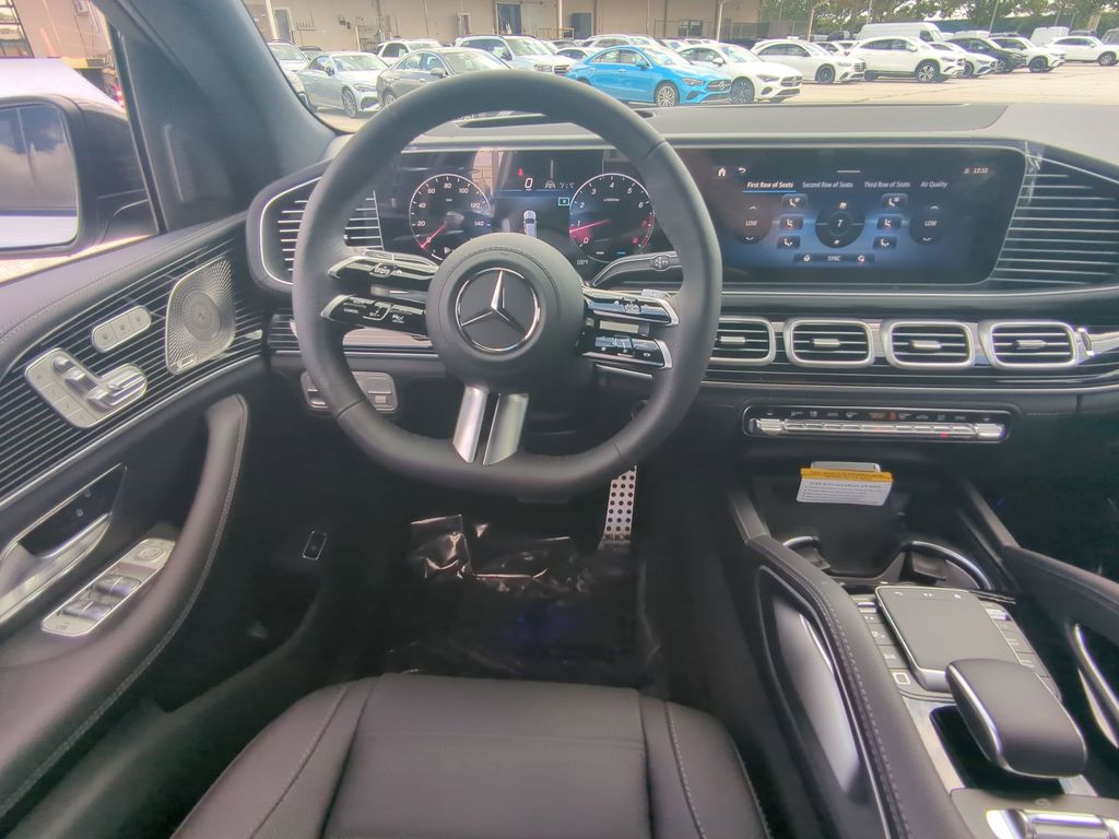 2025 Mercedes Benz GLS 580 4MATIC photo 2
