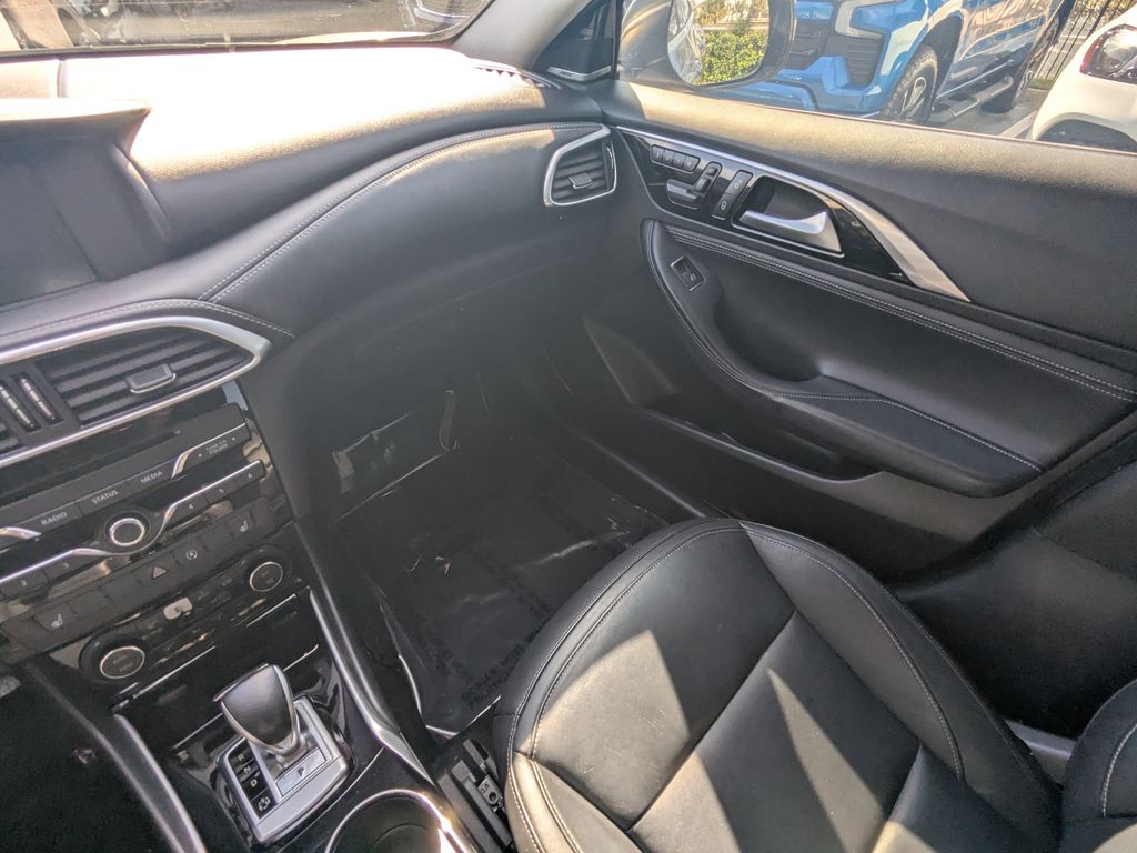 2018 Infiniti QX30 Essential photo 4