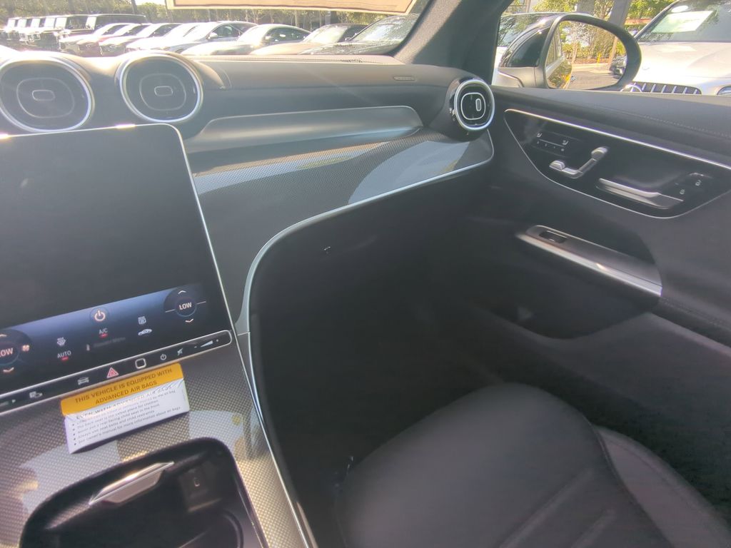 2025 Mercedes Benz GLC 300 4MATIC photo 4