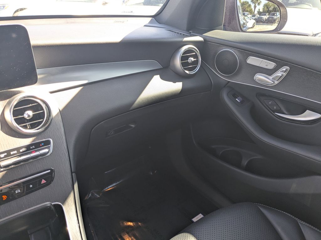 2022 Mercedes Benz GLC 300 4MATIC photo 3