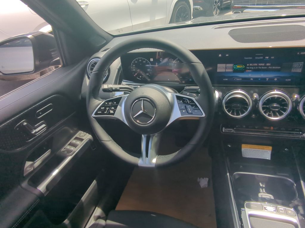 2025 Mercedes Benz GLB 250 photo 3