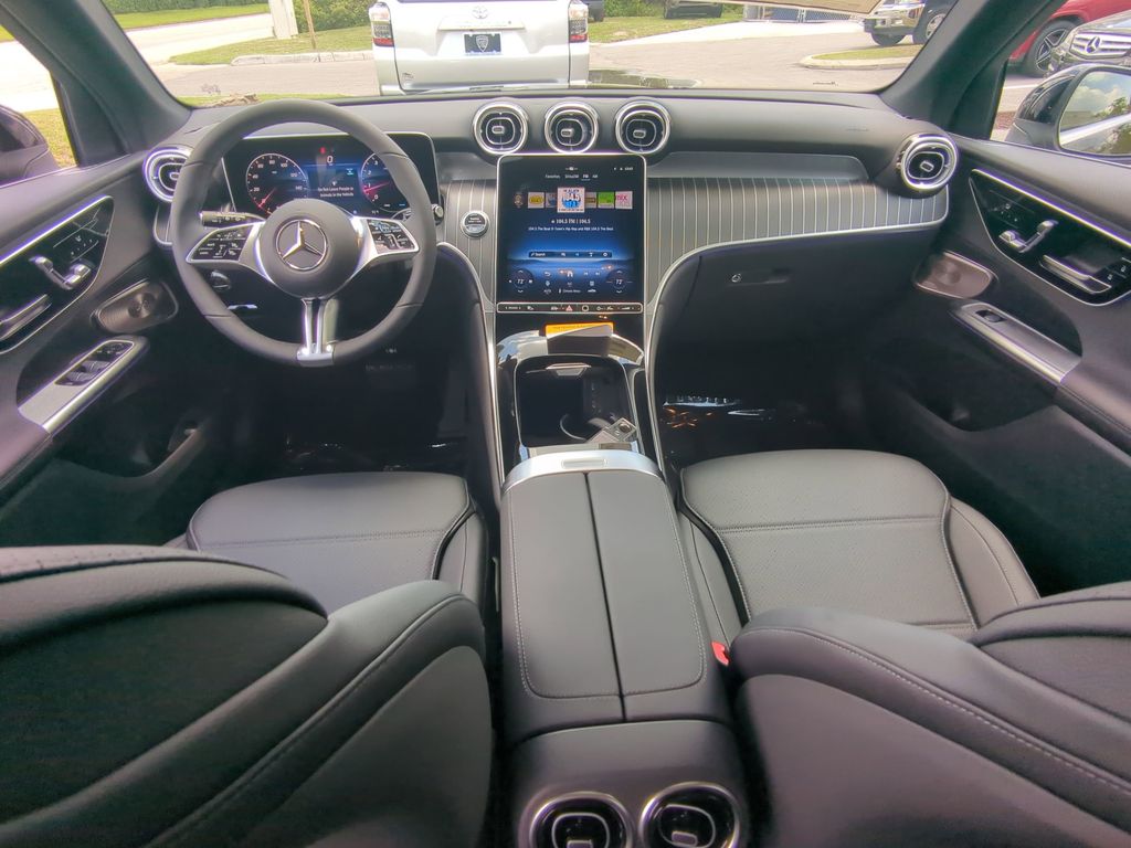 2025 Mercedes Benz GLC 300 4MATIC photo 2