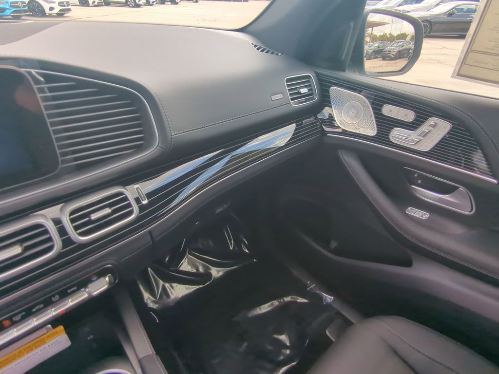 2025 Mercedes Benz GLS 580 4MATIC photo 3