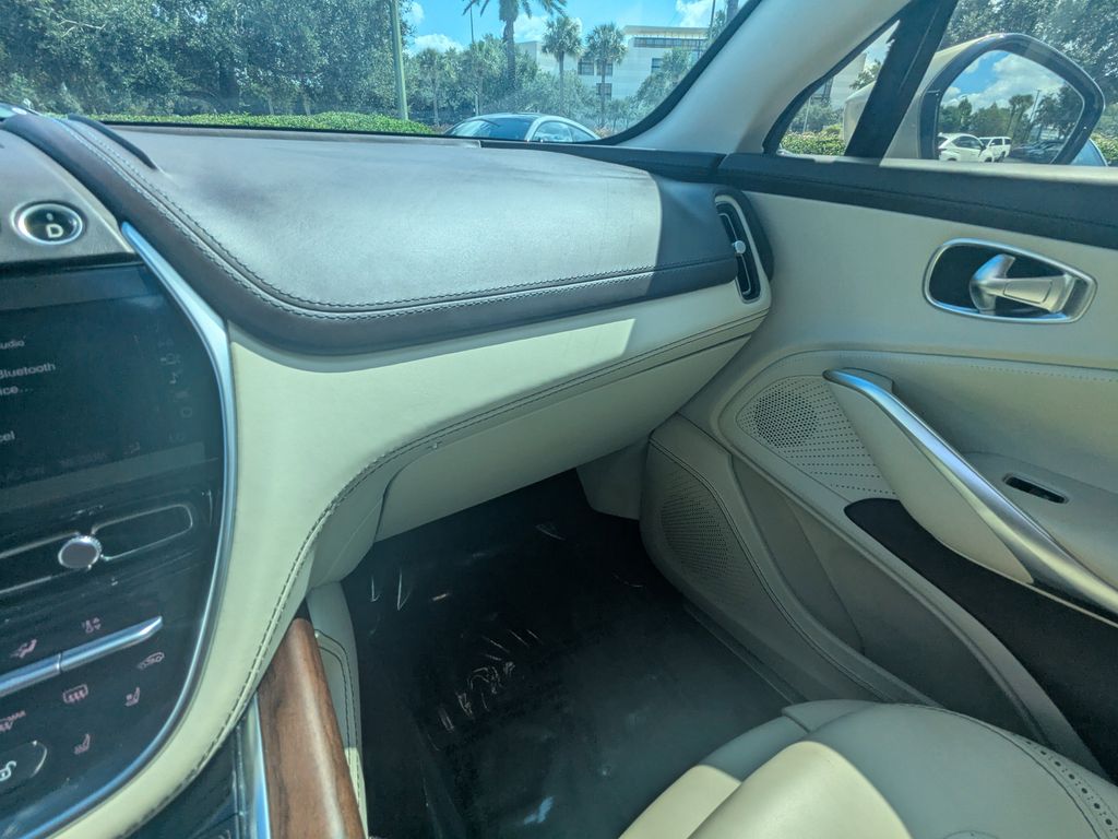 2021 Aston Martin DBX photo 4