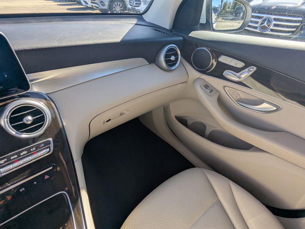2021 Mercedes Benz GLC 4MATIC photo 3