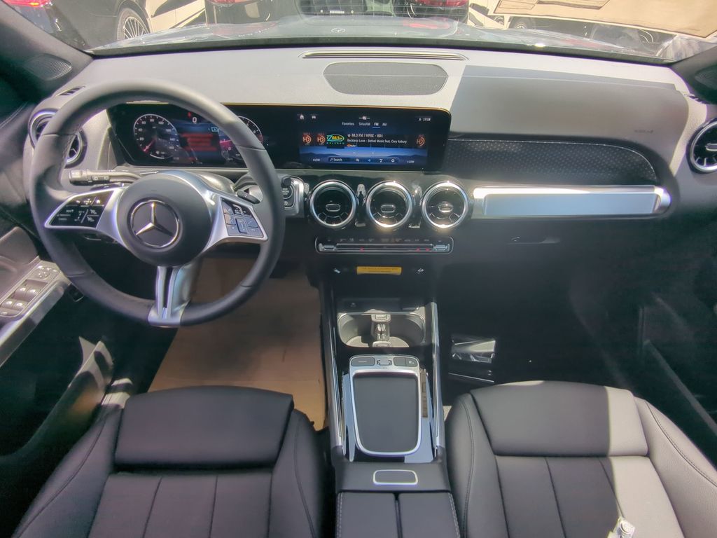 2025 Mercedes Benz GLB 250 photo 2