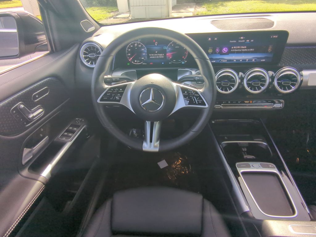 2024 Mercedes Benz GLB 4MATIC photo 3
