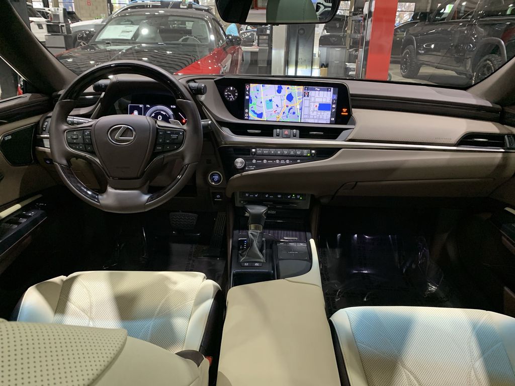 2021 Lexus ES Ultra Luxury photo 2