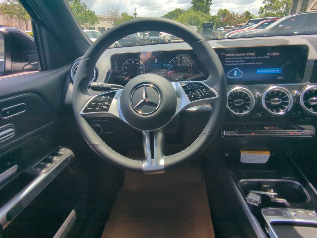 2025 Mercedes Benz GLB 250 photo 3