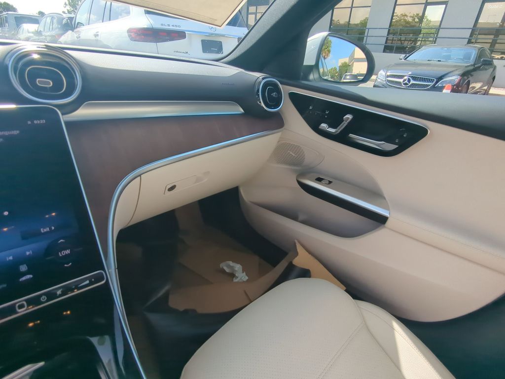 2025 Mercedes Benz C 300 photo 4