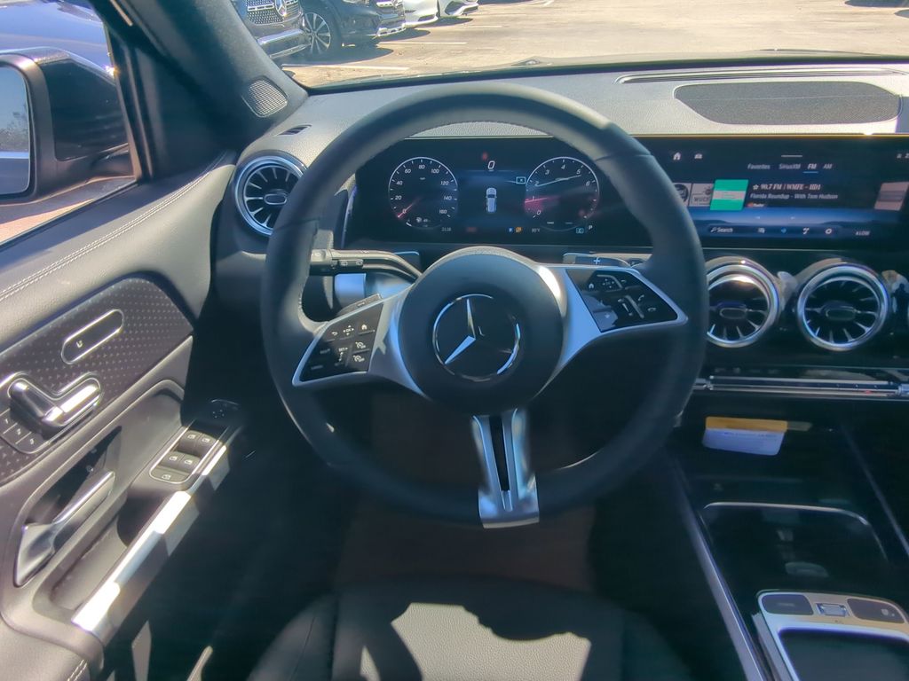 2025 Mercedes Benz GLB photo 3