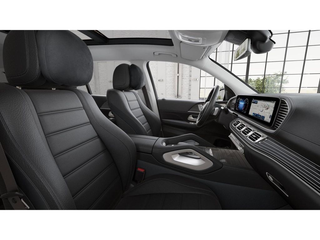 2026 Mercedes Benz GLS 450 4MATIC photo 4