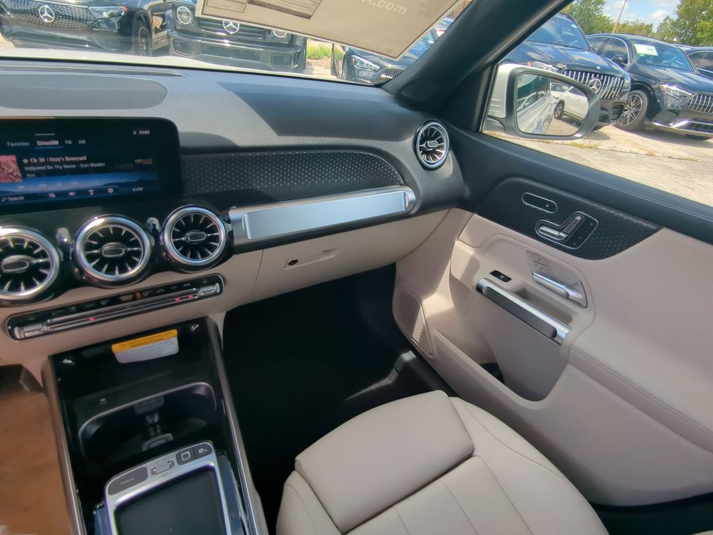 2025 Mercedes Benz GLB 250 photo 4