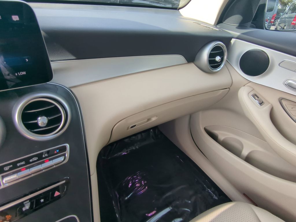 2022 Mercedes Benz GLC 300 photo 3